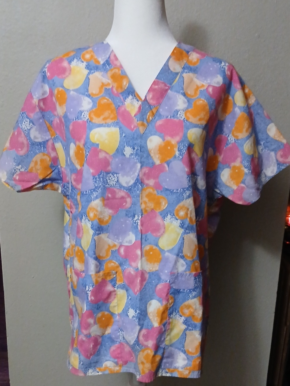 Women's Short-Sleeve Scrubs V-Neck Heart Print Top in Multi-Color